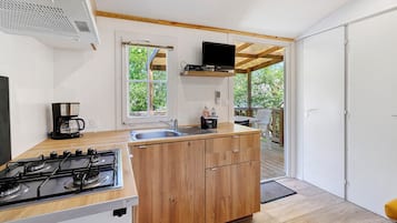 Kühlschrank, Mikrowelle, Herdplatte, Wasserkocher mit Kaffee-/Teezubehör