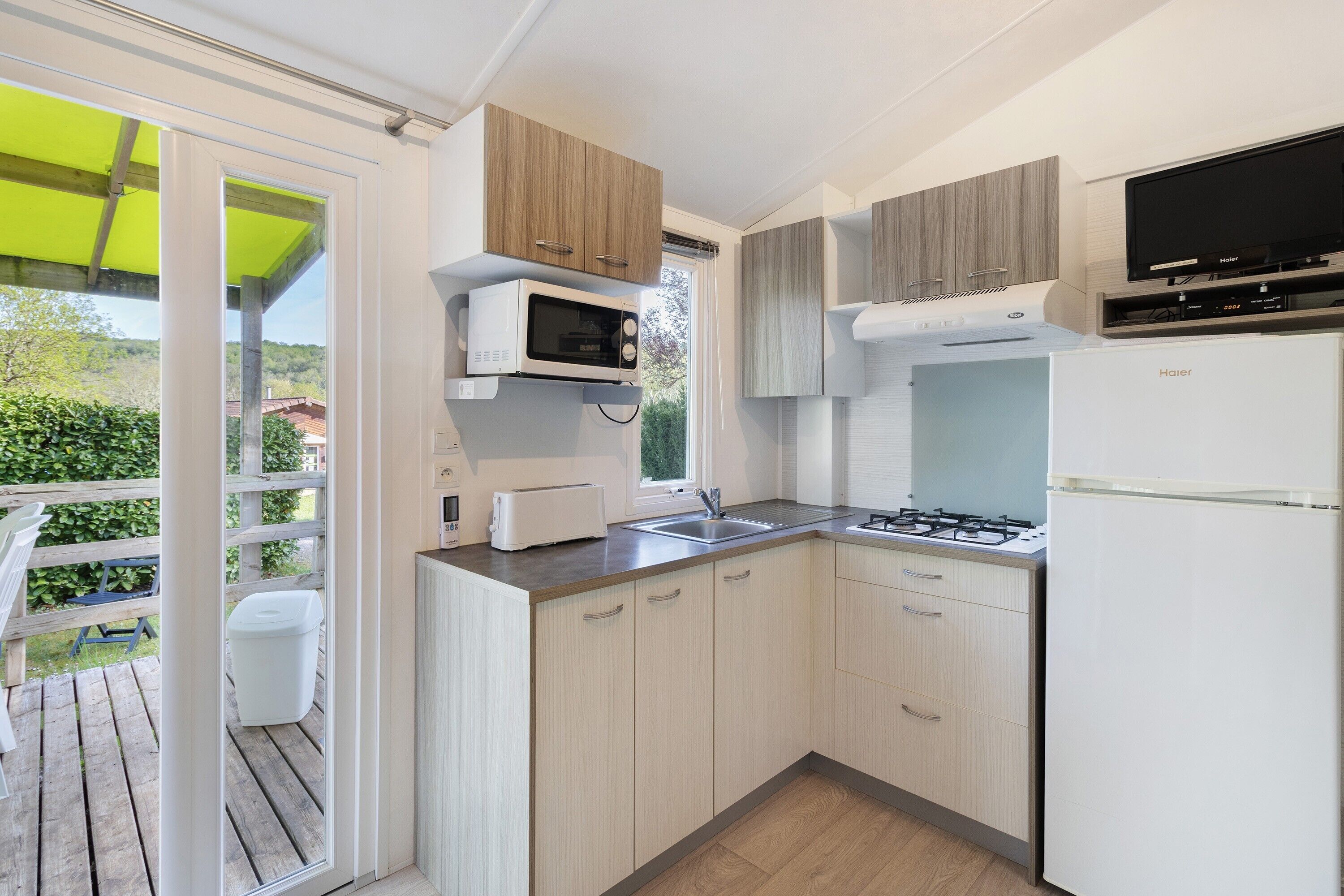 Kühlschrank, Mikrowelle, Herdplatte, Wasserkocher mit Kaffee-/Teezubehör