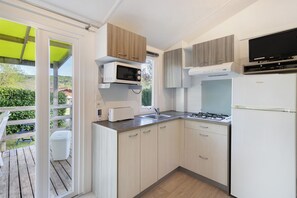 Kylskåp, mikrovågsugn, spishäll och kaffe- och tebryggare