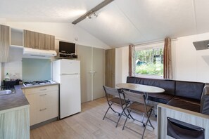 Kylskåp, mikrovågsugn, spishäll och kaffe- och tebryggare