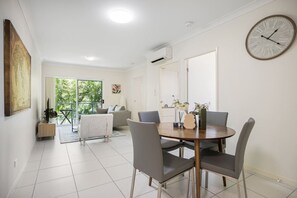 Dining - Affordable Cosy Retreat w/ Balcony | Springwood (Springwood)