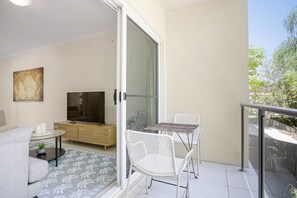 Outdoor dining - Affordable Cosy Retreat w/ Balcony | Springwood (Springwood)