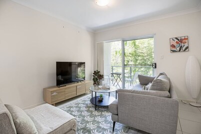 Affordable Cosy Retreat w/ Balcony | Springwood