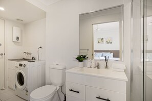 Hair dryer - Affordable Cosy Retreat w/ Balcony | Springwood (Springwood)