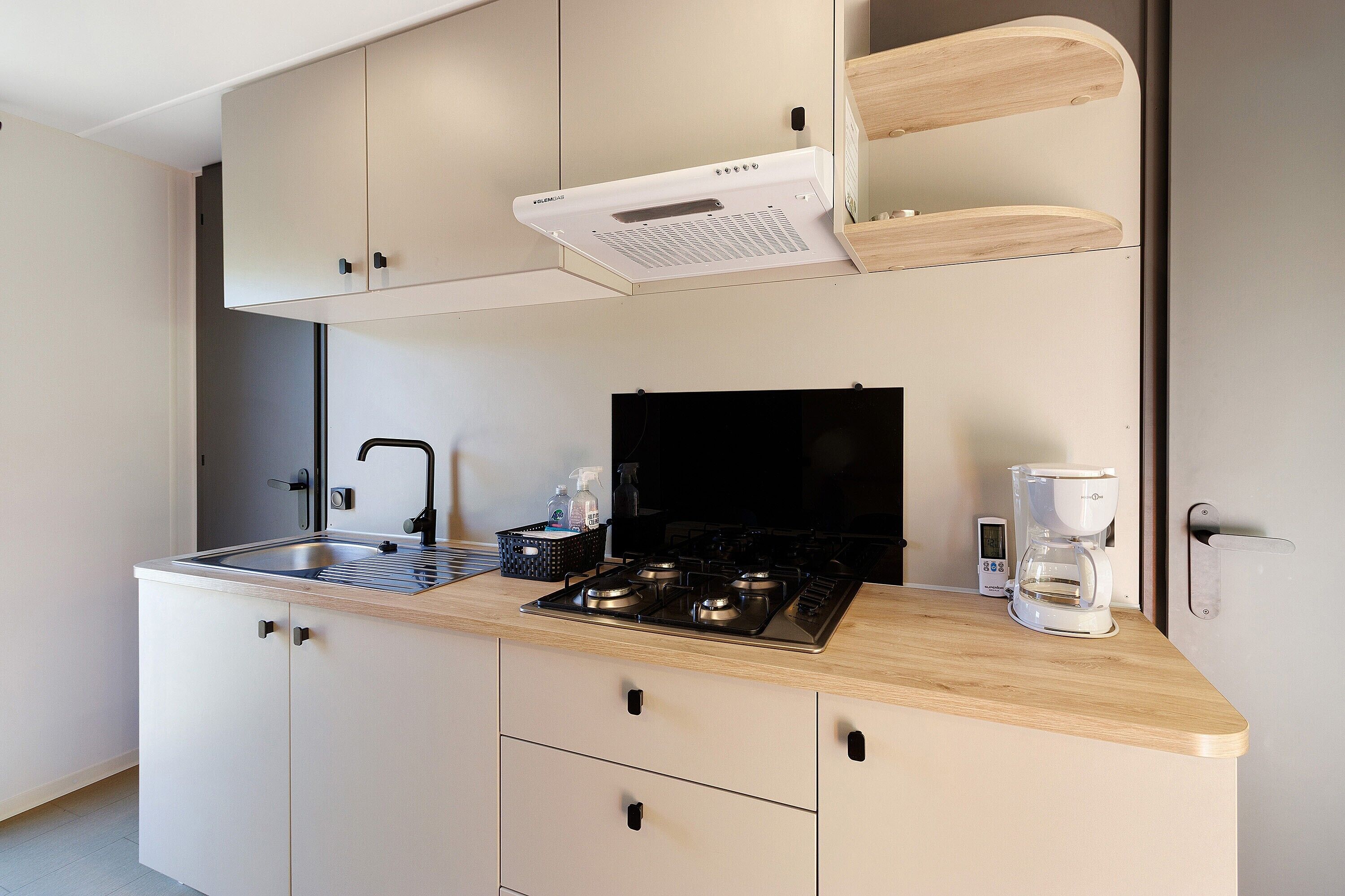 Køleskab, mikrobølgeovn, kogeplade, kaffe-/temaskine