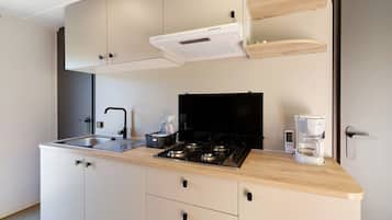 Køleskab, mikrobølgeovn, kogeplade, kaffe-/temaskine