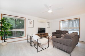 TV - Modern 5BR Family Retreat Comfort in Calamvale (Calamvale)