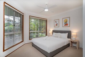 Desk, iron/ironing board, WiFi, bed sheets - Modern 5BR Family Retreat Comfort in Calamvale (Calamvale)