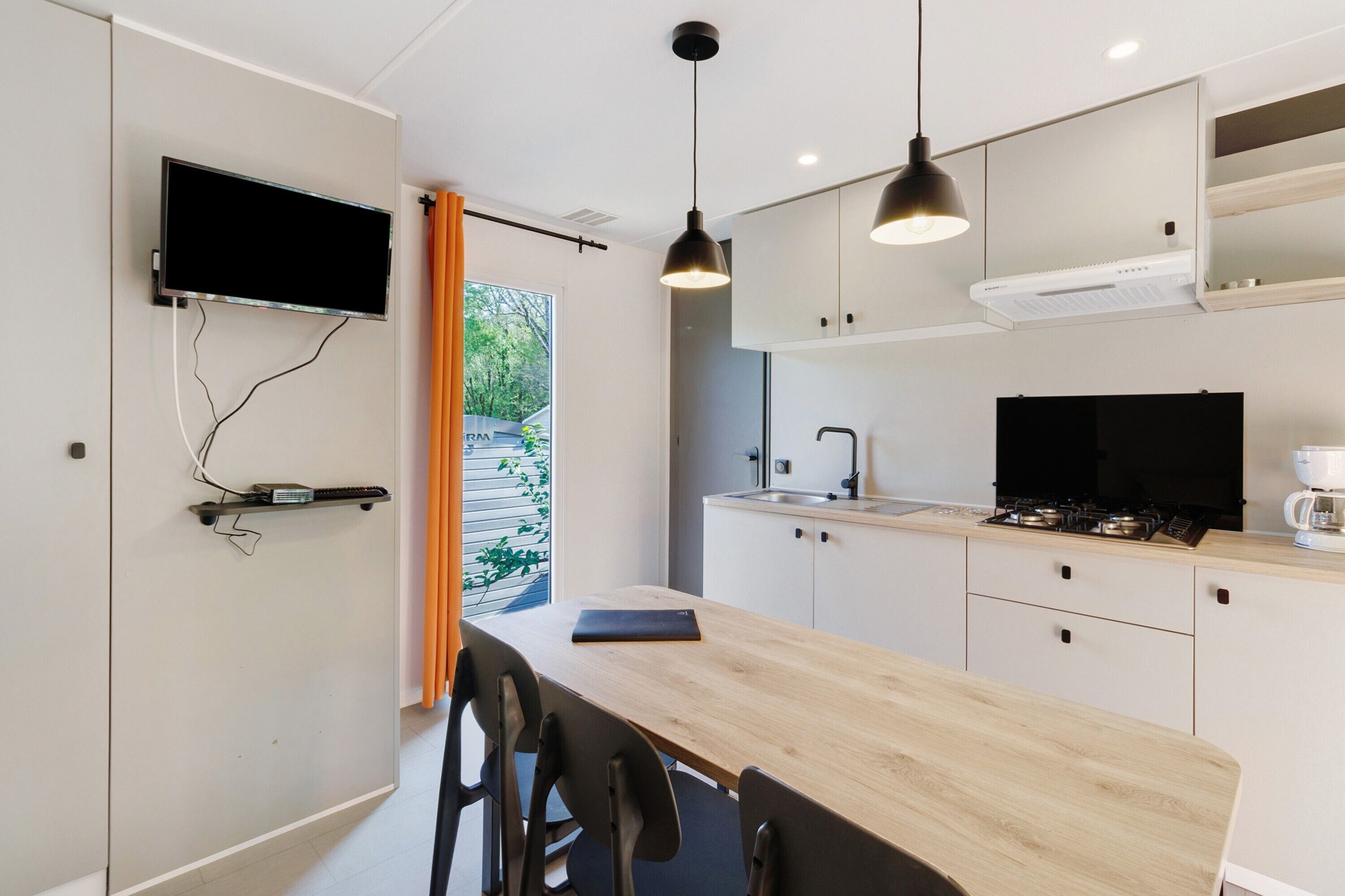 Kühlschrank, Mikrowelle, Herdplatte, Wasserkocher mit Kaffee-/Teezubehör