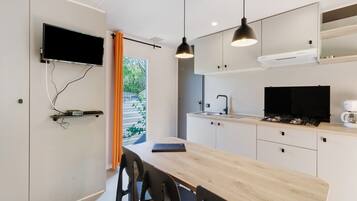 Kühlschrank, Mikrowelle, Herdplatte, Wasserkocher mit Kaffee-/Teezubehör