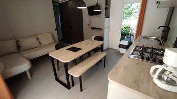 Réfrigérateur, micro-ondes, plaque de cuisson, cafetiÚre/bouilloire