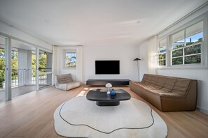 TV - Stylish 4BR Family Home in Leafy Chapel Hill (Chapel Hill)