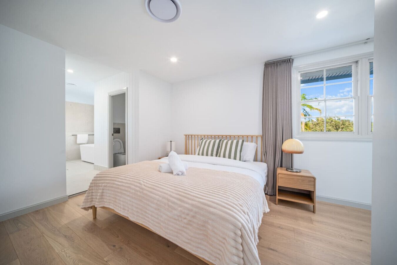 Strykjärn/strykbräda, wi-fi och sängkläder