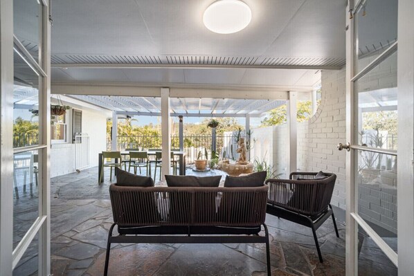 Outdoor dining - Stylish 4BR Family Home in Leafy Chapel Hill (Chapel Hill)