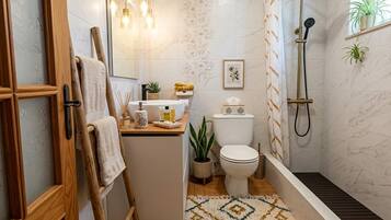 Une salle de bain équipée d’une douche, de toilettes, d’un lavabo et d’une échelle en bois.