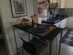 Réfrigérateur, micro-ondes, plaque de cuisson, cafetière/bouilloire