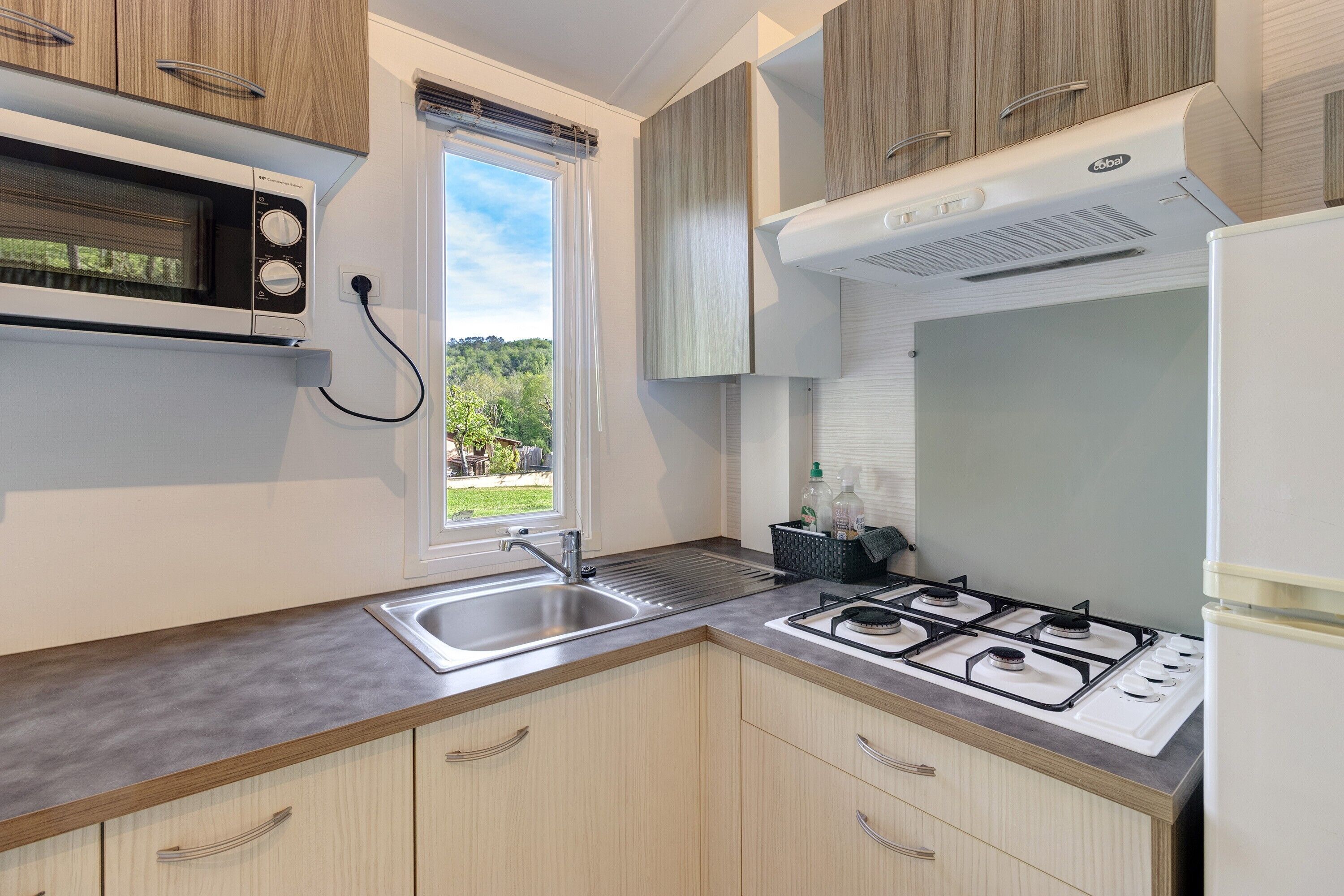 Kühlschrank, Mikrowelle, Herdplatte, Wasserkocher mit Kaffee-/Teezubehör