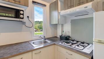 Kühlschrank, Mikrowelle, Herdplatte, Wasserkocher mit Kaffee-/Teezubehör