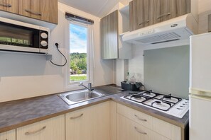 Kühlschrank, Mikrowelle, Herdplatte, Wasserkocher mit Kaffee-/Teezubehör