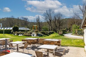 Outdoor dining - Air-Conditioned "Ibiza" Mobile Home: Dordogne Getaway, Shared Pool & Mini-Farm near Sarlat (Bouzic)