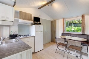 Kühlschrank, Mikrowelle, Herdplatte, Wasserkocher mit Kaffee-/Teezubehör