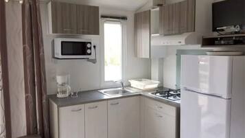 Réfrigérateur, micro-ondes, plaque de cuisson, cafetiÚre/bouilloire