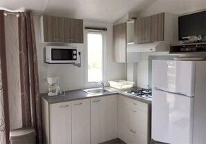 Réfrigérateur, micro-ondes, plaque de cuisson, cafetière/bouilloire