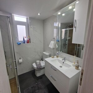 Shower, hair dryer, towels - Luxury apartment Kato Patissia (Athina)