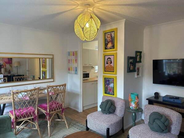 TV - Stylish One Bedroom Apartment in Central Potton (Potton)