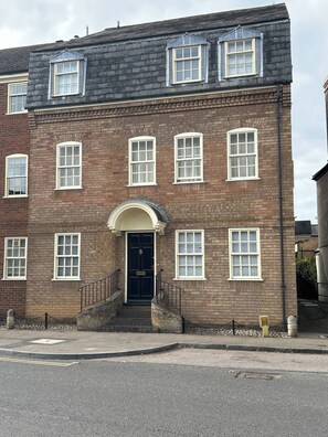Exterior - Stylish One Bedroom Apartment in Central Potton (Potton)