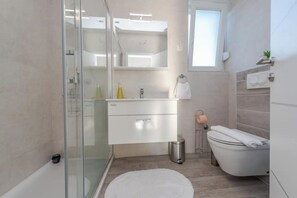 Shower, hair dryer, towels, soap - Jozy 1 apartment (Novalja)