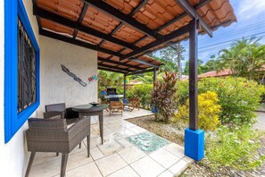 Outdoor dining - Sunset Villa, comfortable house steps from the beach (Bejuco)