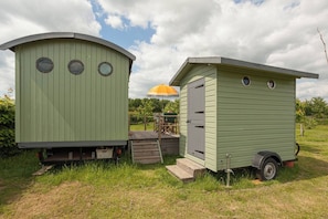 Exterior - Orchard View Shepherds Hut (Henfield)