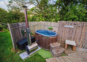 Outdoor spa tub - Romantic Lakeview Dome (Henfield)