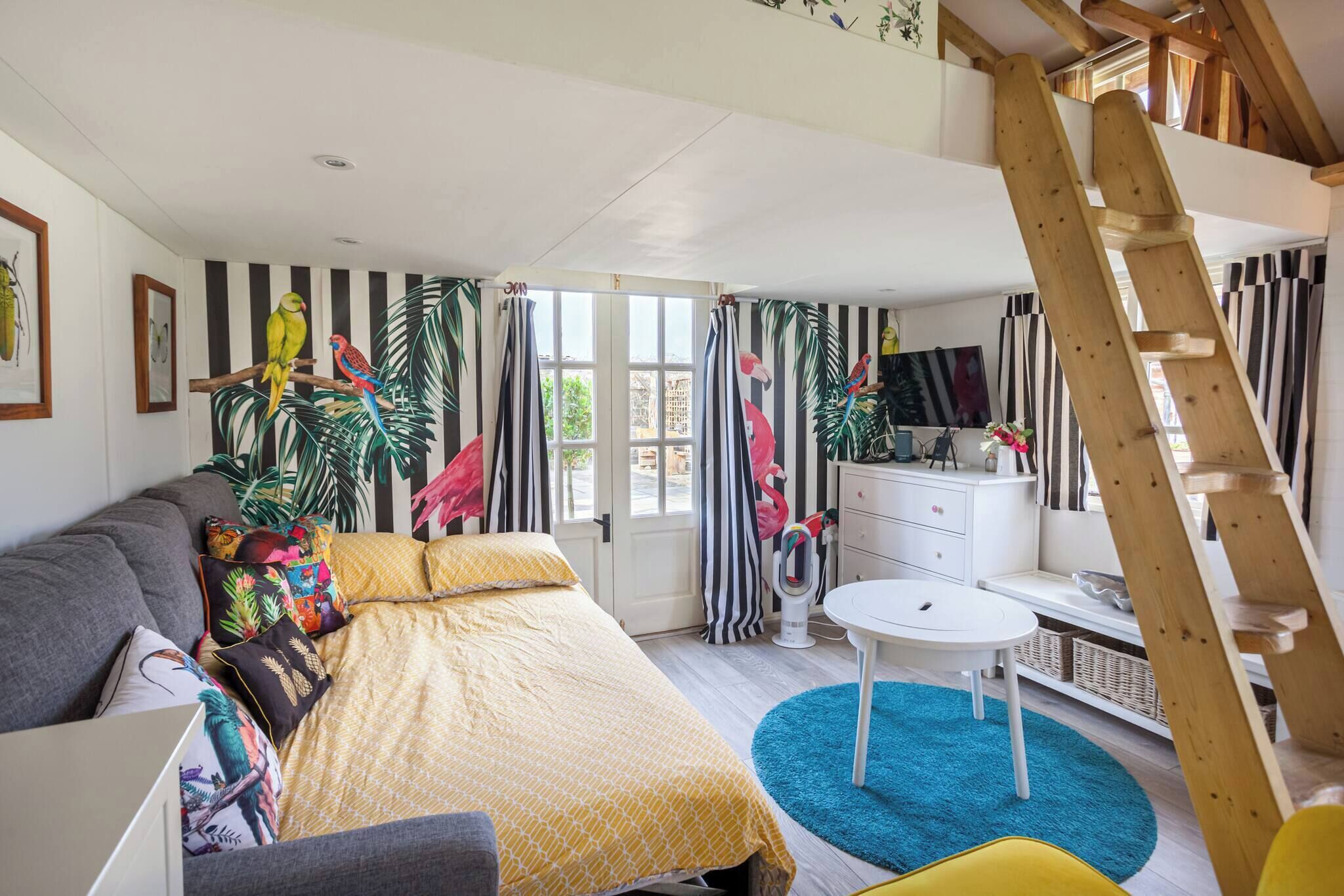 2 bedrooms, internet, bed sheets