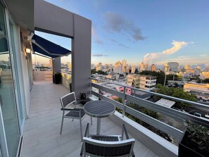 Outdoor dining - Luxury PH-Apt Best Location  Views Wi-Fi,W D (San Juan)