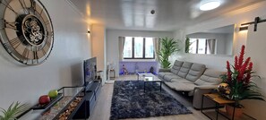 TV - Newly renovated 1 bedroom condo NANA (Khwaeng Khlong Toei)