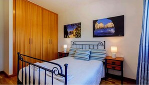 2 bedrooms, iron/ironing board, internet, bed sheets