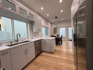 Køleskab, mikrobølgeovn, ovn, kogeplade