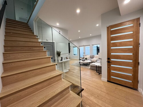 Modern 2 bedroom home by La Cienega Plaza with parking and near Kaiser-Cedars