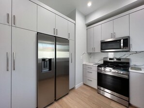 Køleskab, mikrobølgeovn, ovn, kogeplade