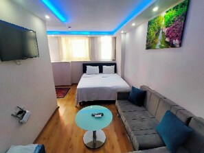 Deluxe Triple Room, City View | Free WiFi - BlueRoyal Grand Bazaar (Istanbul)