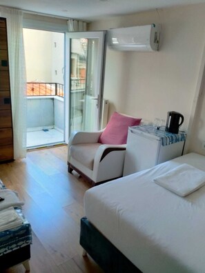 Quarto clássico, sacada, vista para a cidade | Wi-Fi de cortesia