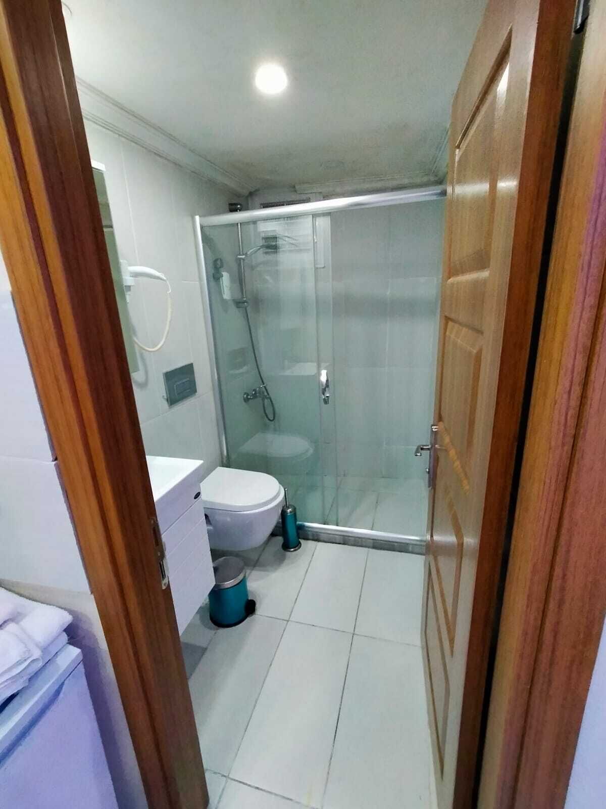 Dusche, kostenlose Toilettenartikel, Haartrockner, Handtücher