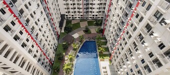 Near SM BF & Shopwise SLEX Accessible 2BR for 4