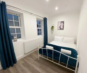 2 bedrooms, iron/ironing board, bed sheets