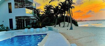 Oceanfront Rooftop luxury 2B2B residency pool beach in North Side, Grand Cayman
