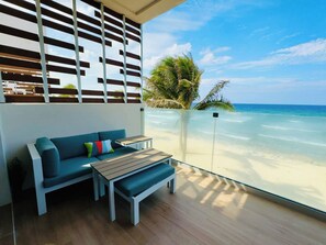 Property grounds - Oceanfront Rooftop luxury 2B2B residency pool beach in North Side, Grand Cayman (North Side)