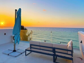 Terrace/patio - Oceanfront Rooftop luxury 2B2B residency pool beach in North Side, Grand Cayman (North Side)