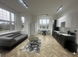 Unclassified image, 2 of 8, button - Dippen Hall Signature Apartment - Minutes From LGW (Lingfield)